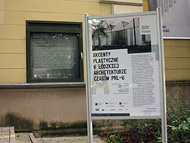 Akcenty plastyczne w ��dzkiej architekturze czas�w PRL-u