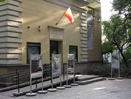 Akcenty plastyczne w ��dzkiej architekturze czas�w PRL-u